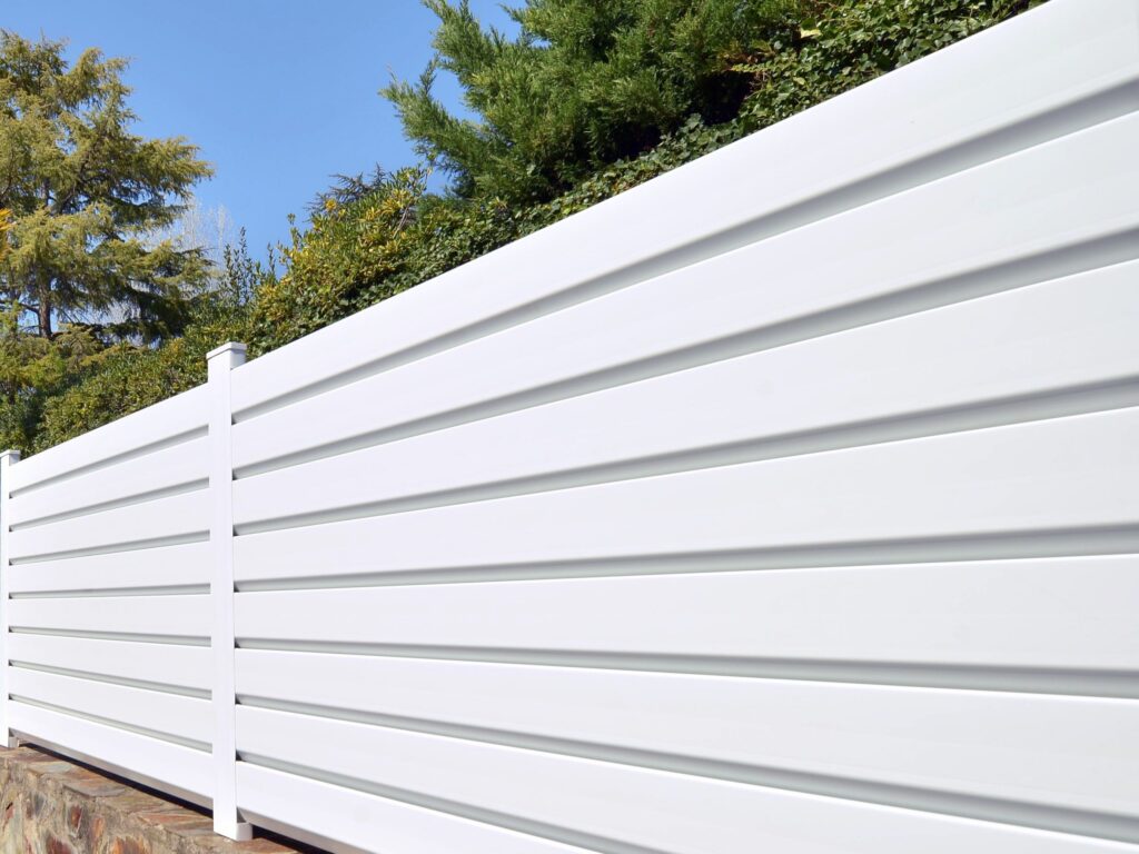 Vallas-blancas-jardin-scaled