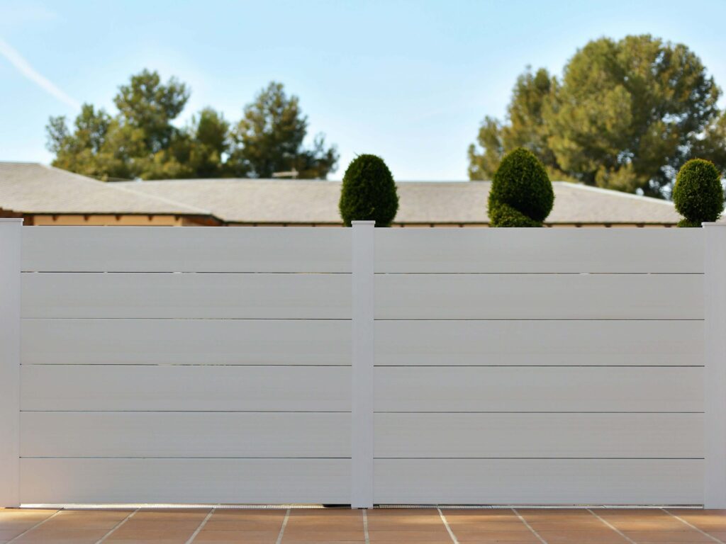 vallas-altas-para-jardin-scaled