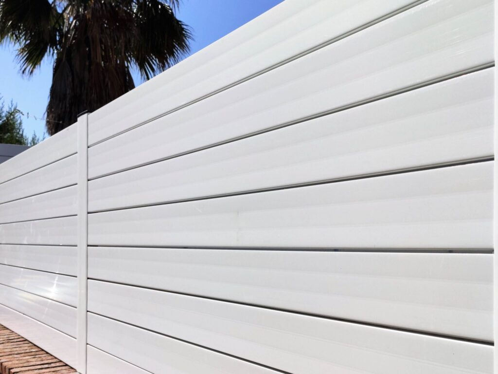 vallas-blancas-scaled (1)